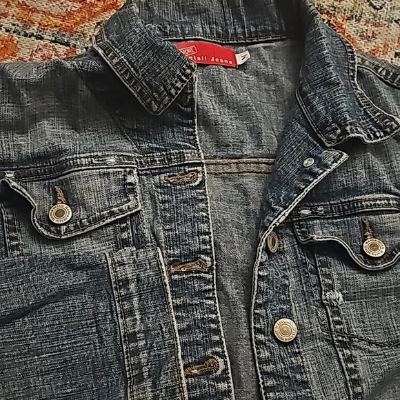 Cropped denim jacket size Medium - Picture 2 of 4